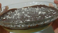 Brigadeiro de ninho na travessa com ganache