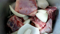 Costela na pressão com cebolas