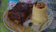 Bolo cremoso com sorvete e calda quente da Dani