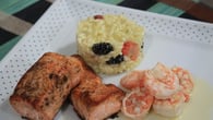 Salmão ao molho de camarão servido com risoto de frutas vermelhas