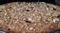 Bolo de granola com morangos e coco