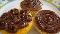 Bolinhos de cenoura com cobertura de ganache de chocolate