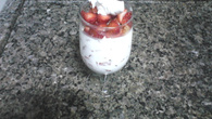 Morango com chantilly e suspiro