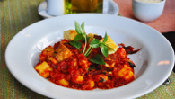 Nhoque de mandioca com ragu de carne seca e queijo coalho