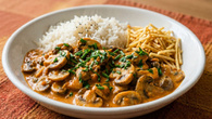 Strogonoff vegano de cogumelo na textura certa com molho cremoso