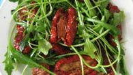 Salada de rúcula com tomate seco
