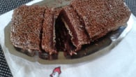 Bolo de chocolate com cobertura de creme de leite com chocolate meio amargo