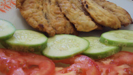 Sardinha frita com salada de tomate e pepino caipira