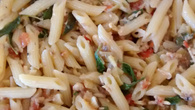 Salada de mini penne com sardinha e manjericão