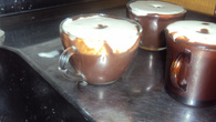 Chocolate quente simples com chantilly caseiro