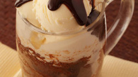 Bolo de caneca com sorvete e calda de chocolate