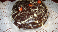 Bolo trufado de chocolate com morango