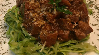 Macarrão de abobrinha com molho de carne bovina