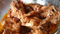 Galinha caipira ao molho de laranja