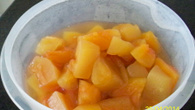 Doce de mamão em pedaços na panela de pressão