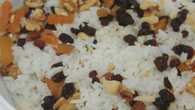 Arroz com nozes e uvas passas