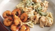 Tortellini tricolori com molho de ervas finas e camarões