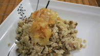 Arroz com lentilha e cebola dourada