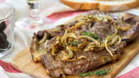 Bife acebolado