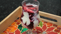 Frozen de iogurte com calda de frutas vermelhas