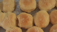 Pão de queijo com leite condensado