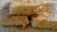 Bolo de mandioca cozida com queijo
