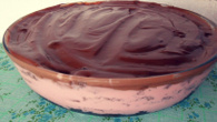 Bolo de chocolate com danone na travessa