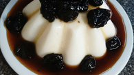 Manjar branco com calda de ameixas pretas