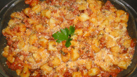 Nhoque de batata com molho de linguiça de churrasco