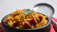 Arroz com calabresa, colorífico, cominho e coentro