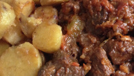 Carne de panela com batata doce caramelizada