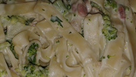 Penne com bacon e brócolis