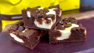 BROWNIE DE CHOCOLATE COM CHEESECAKE