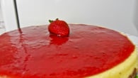 Cheesecake americano com calda de morango