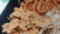 Estrogonofe de frango com macarrão e arroz branco