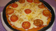 Pizza de mussarela, tomate e alho