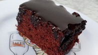 Bolo de chocolate molhadinho e fofinho com calda de chocolate