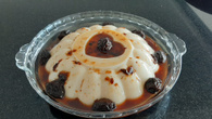 Flan de coco com ameixa