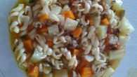 Sopa de macarrão com carne moída