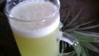 Suco de casca de abacaxi com hortelã