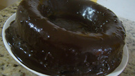 Bolo bicolor, com cobertura de chocolate, da tia Nana
