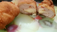 Filé de frango recheado e empanado