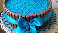 Bolo de aniversário com kit kat