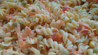 Salada de macarrão com peito de frango e molho de creme de leite