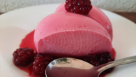 Flan de gelatina de framboesa com calda de amora