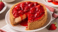 Cheesecake com molho de morangos