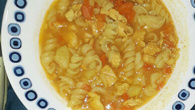 Sopa de legumes com frango e macarrão