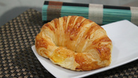 Croissant assado de máquina de pão