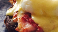 Ovos benedict no pão australiano