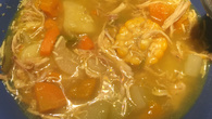 Sopa de legumes e pedaços de frango